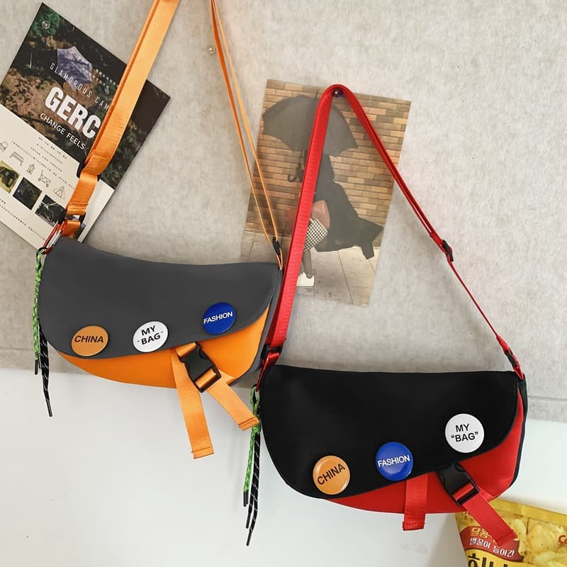 ショルダーバッグメンズ フラップ付き缶バッジデコレーションメッセンジャーバッグ