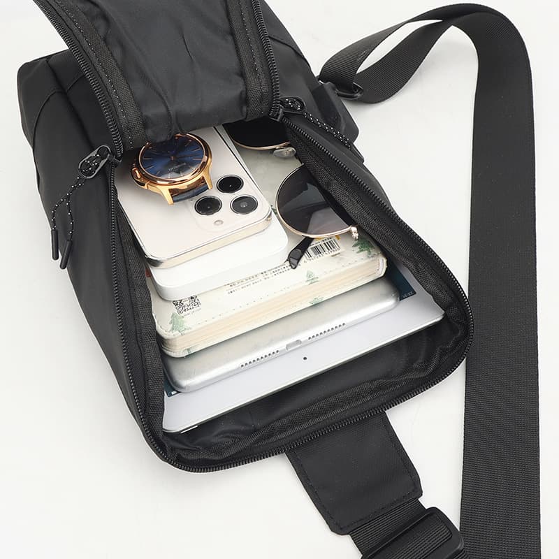 ショルダーバッグメンズ 充電対応スリムボディミニショルダー