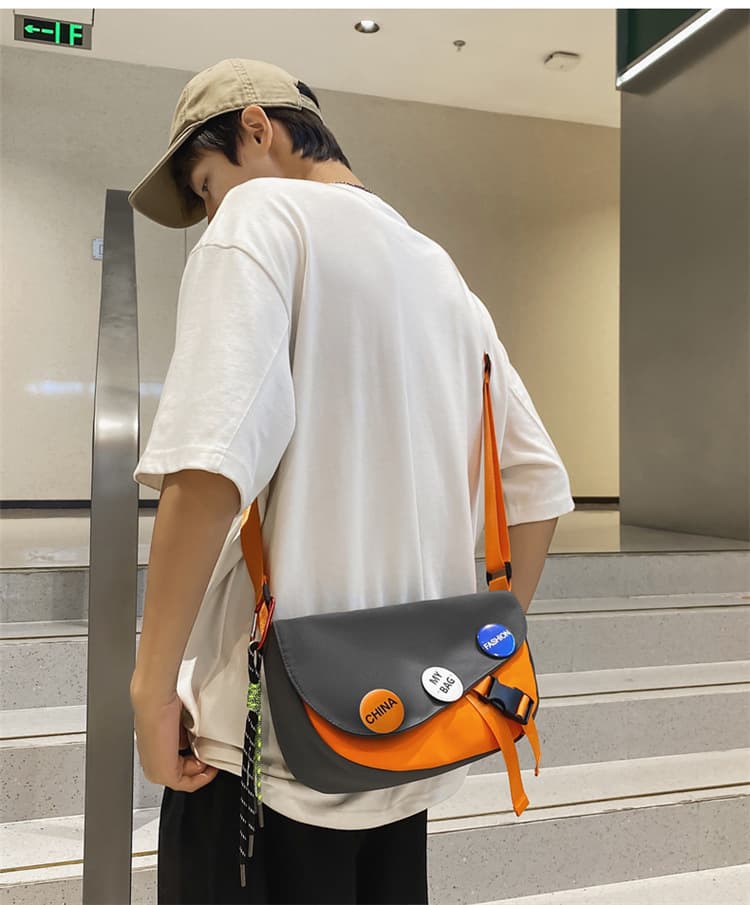 ショルダーバッグメンズ フラップ付き缶バッジデコレーションメッセンジャーバッグ