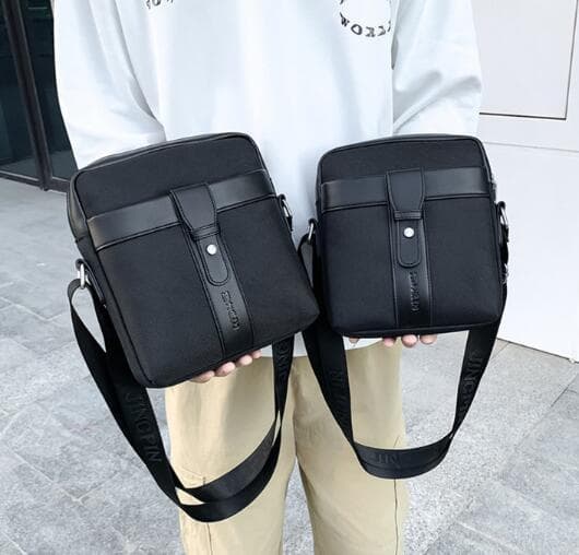 ショルダーバッグメンズ 男性用縦型ショルダーバッグ斜め掛け軽量レザー調