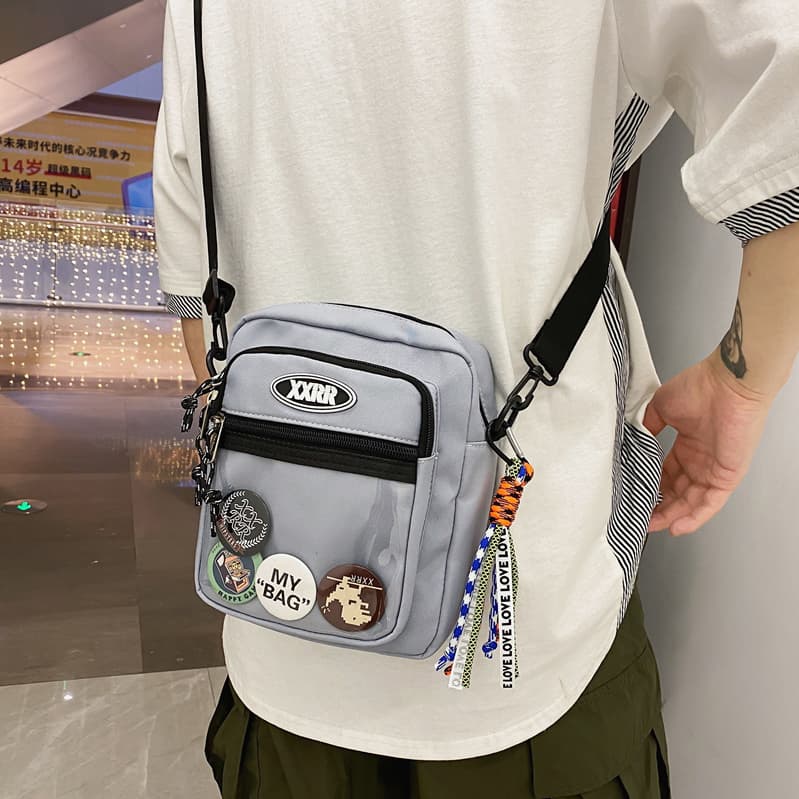 ショルダーバッグメンズ ミニ ストリート系 ワッペン付き 小型肩掛けバッグ
